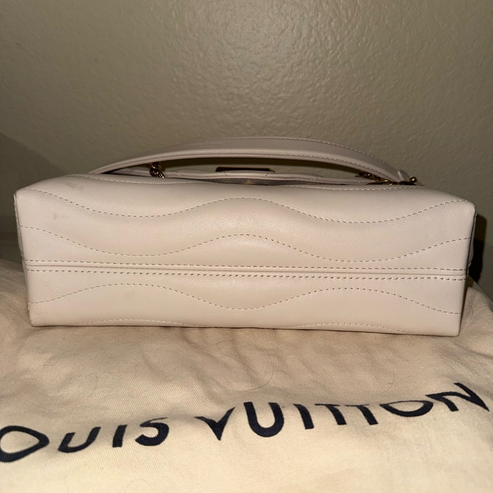 Louis Vuitton New Wave GM Chain Bag in Cream - Picture 3 of 16
